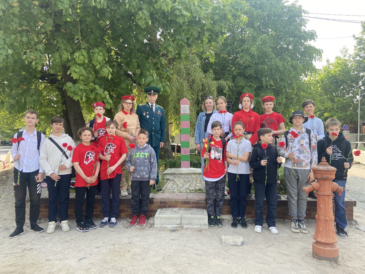 В преддверии Дня пограничника в Зеленоградске почтили память защитников рубежей Родины и возложили цветы к «Пограничному столбу»