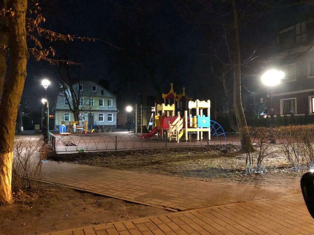 В Зеленоградске завершены работы по освещению территории детской игровой площадки на ул. Московской