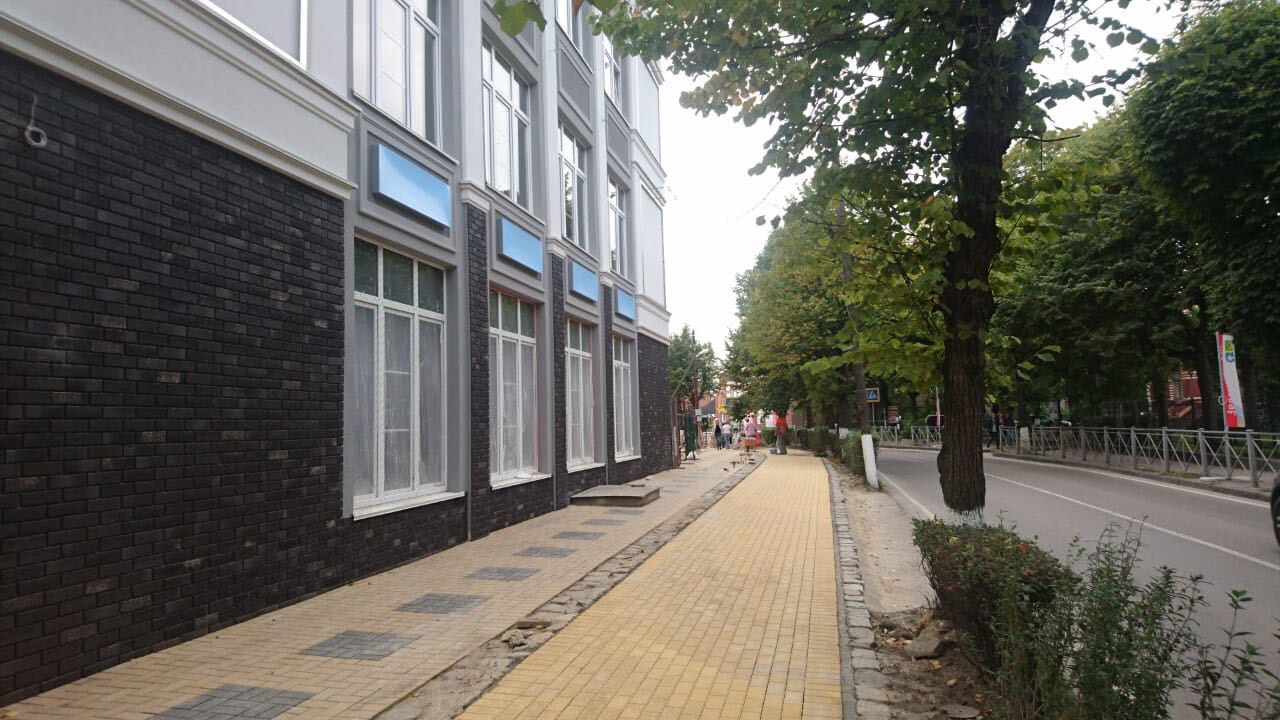 Заканчиваются работы по строительству торгового центра в центре Зеленоградска