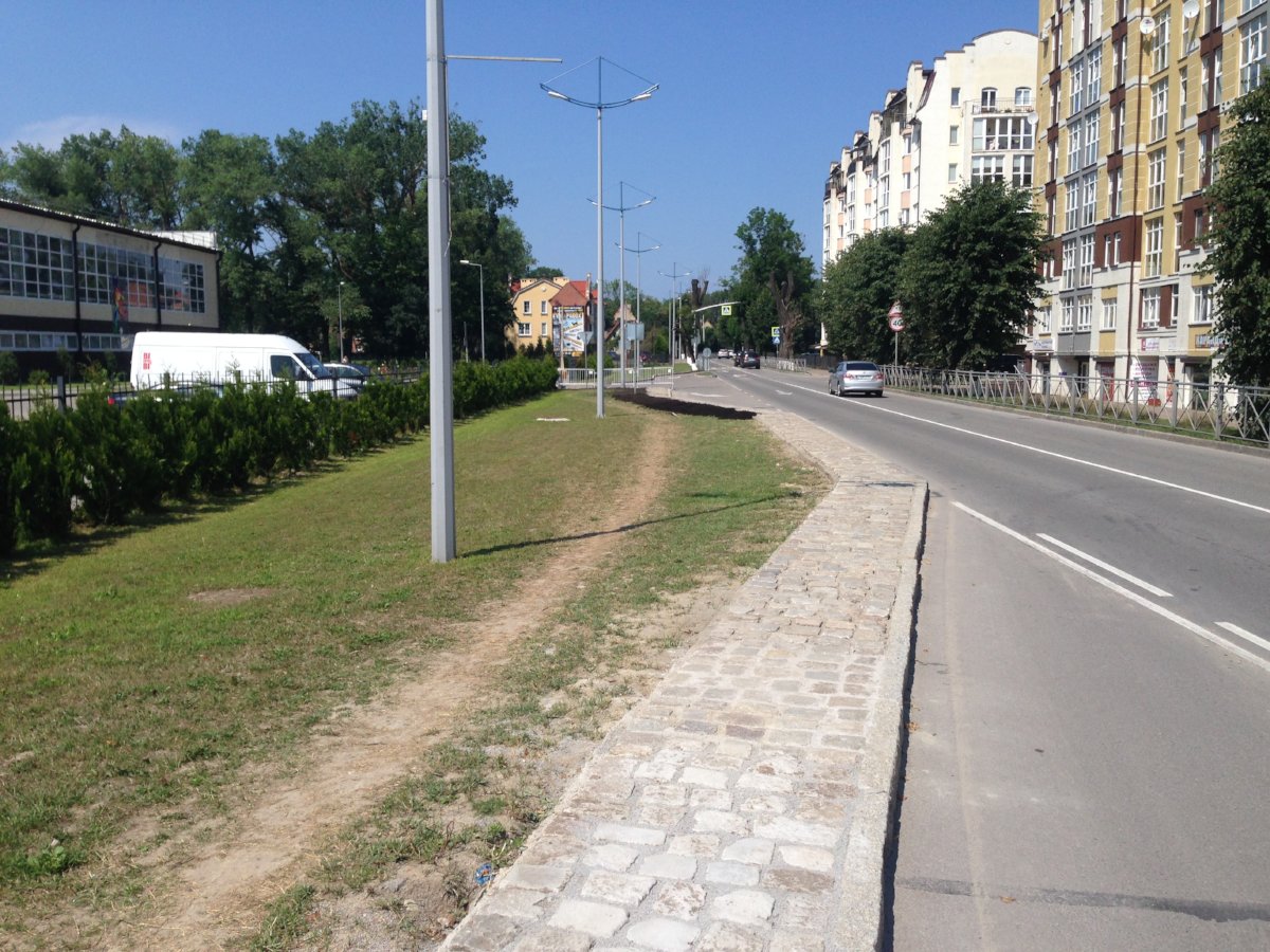 В Зеленоградске строят тротуар из брусчатки