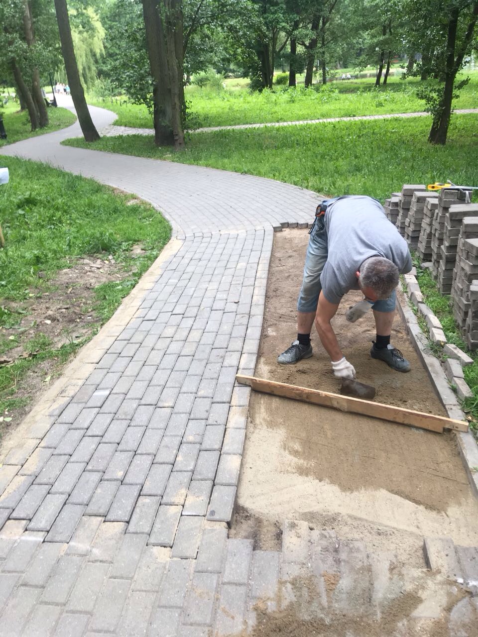 В городском парке отремонтируют более 200 м² тротуаров