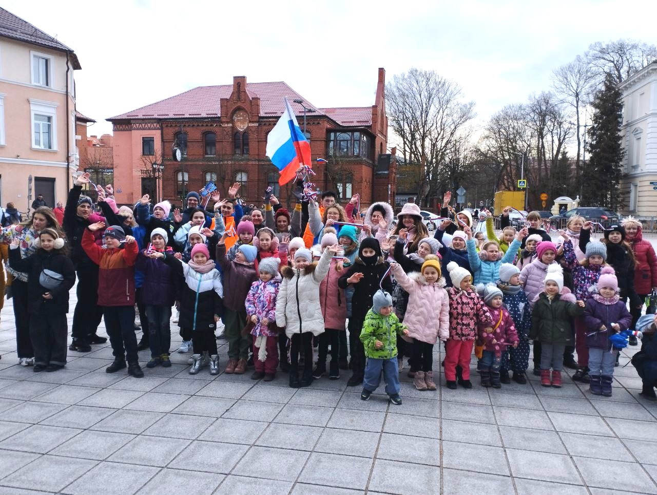В Зеленоградске на городской площади прошел танцевальный флешмоб.