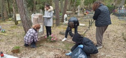Волонтеры привели в порядок 4 захоронения на гражданском кладбище