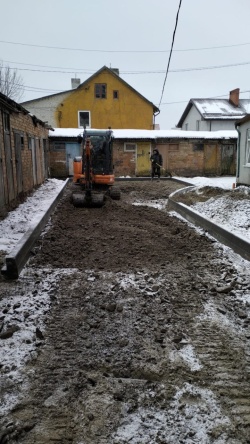 Продолжаются работы по благоустройству территорий двух домов по улице Ткаченко
