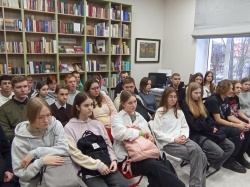 В Зеленоградской библиотеке прошла беседа у экспозиции «В боях за город Кранц»