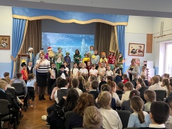 Театральная студия из Мельниково показала постановку «Двенадцать месяцев» ученикам других школ