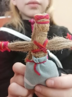 В доме культуры поселка Красноторовка прошел мастер-класс по изготовлению куклы-мотанки