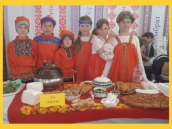 На фестивале «Ложка дружбы» зеленоградцы угощали царской ухой и демонстрировали коллекцию макетов национальных печей