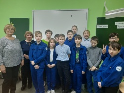 Волонтеры «серебряного» возраста провели тематические акции в грачевской школе