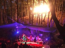 В деревне викингов Кауп прошел концерт фолк-группы «Домбрава» под огненное шоу 
